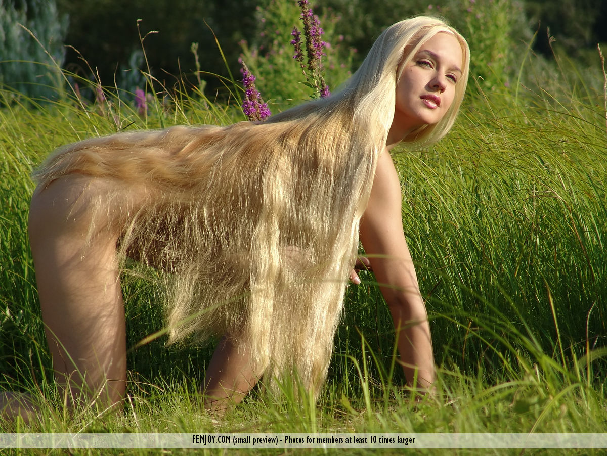 Блондинка с косичками светит небритым лобком порно фото